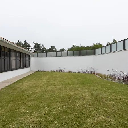 Villa 4 Bedroom Luxury - Riverside & Beachside Esposende