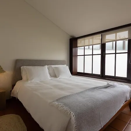 Βίλα 4 Bedroom Luxury - Riverside & Beachside