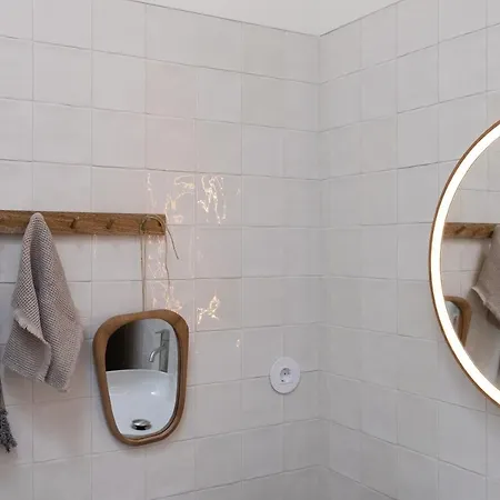 Βίλα 4 Bedroom Luxury - Riverside & Beachside