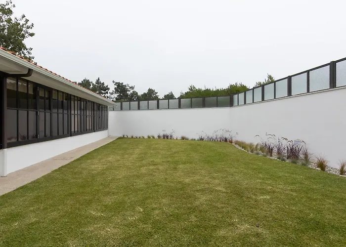 Villa 4 Bedroom Luxury - Riverside & Beachside Esposende