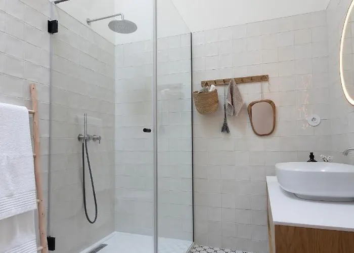 Villa 4 Bedroom Luxury - Riverside & Beachside Esposende