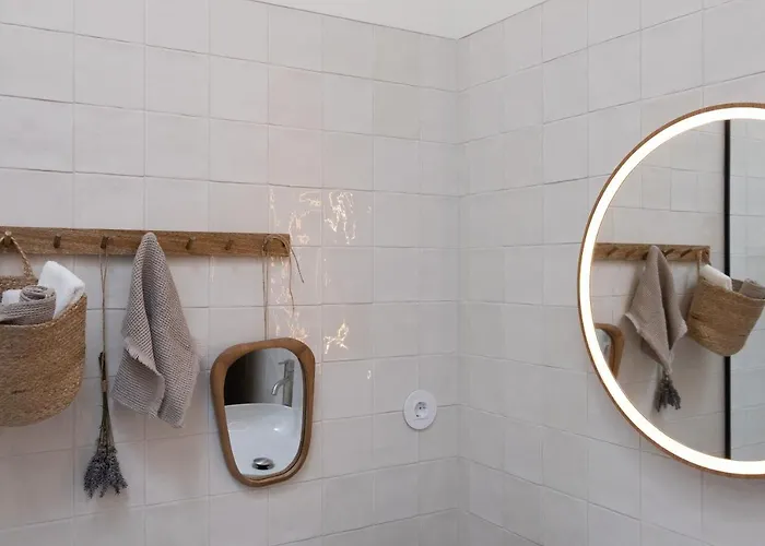 Villa 4 Bedroom Luxury - Riverside & Beachside