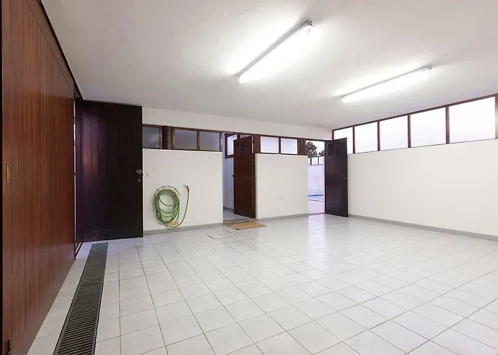 Villa 4 Bedroom Luxury - Riverside & Beachside Esposende